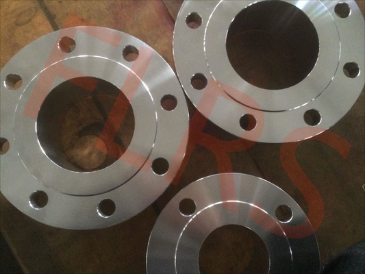 comprare ASME B16.5 ha forgiato lo slittamento di acciaio inossidabile su rivestimento regolare del fronte sollevato flangia online manufacture