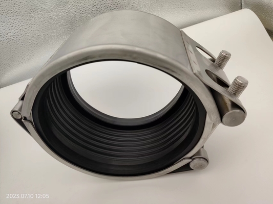 Riparazione perdite semplificata con fascetta di riparazione per perdite su tubi con rivestimento NBR, senza pressione e saldatura